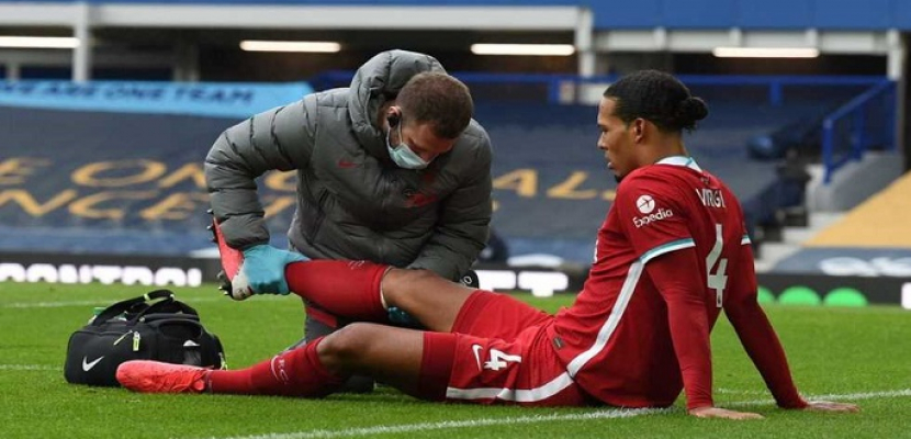 ليفربول يعلن إصابة فان دايك بقطع في الرباط الصليبي