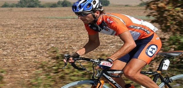 رياضي أولمبي يطور نظارات تساعد راكبي الدراجات على رؤية ما وراءهم