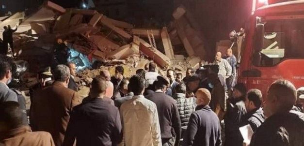 انهيار عقار مكون من 10 طوابق في جسر السويس فجر اليوم