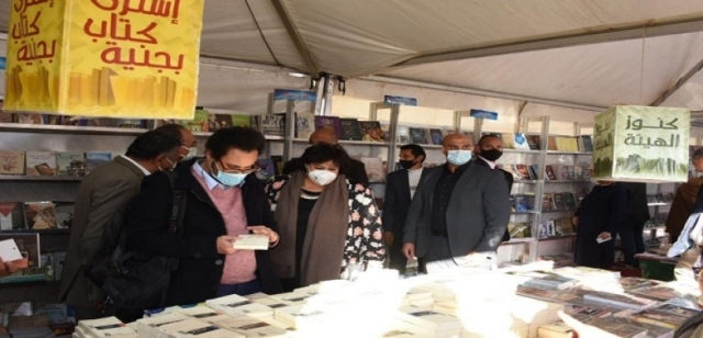 زيرة الثقافة تتفقد معرض الإسكندرية التاسع للكتاب