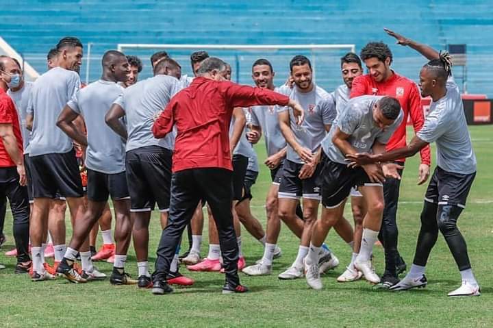 لاعبو الأهلي يحتفلون بعيد ميلاد سعد سمير في السودان