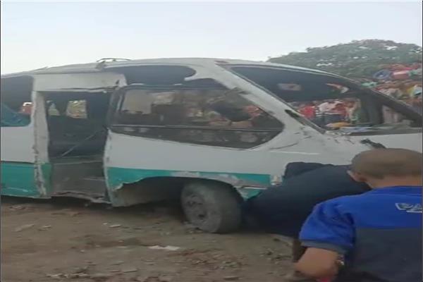 اصطدام قطار بضائع بسيارتين أتوبيس وميكروباص في حلوان