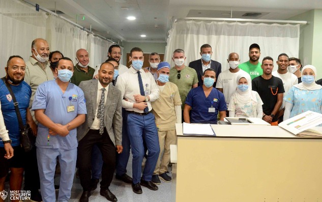 لاعبو الزمالك والجهاز الفني يقومون بزيارة مستشفي الناس