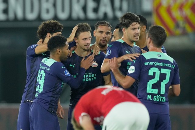 إيندهوفن يسحق الكمار 3-0 ويستعيد صدارة الدوري الهولندي