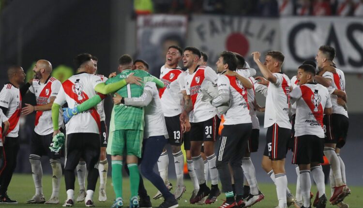 ريفر بليت يكتسح ريسنج 4-0 ويتوج بلقب الدوري الأرجنتيني
