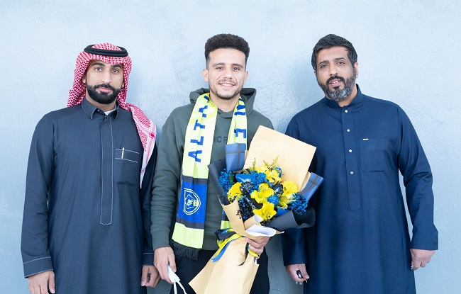 التعاون السعودي يستقبل مصطفي فتحي بالورود