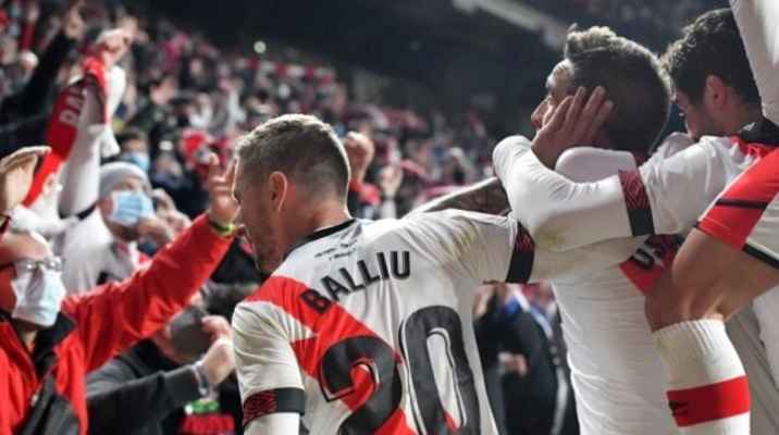 رايو فاليكانو يفوز علي ديبورتيفو الافيس 2-0 في الدوري الإسباني