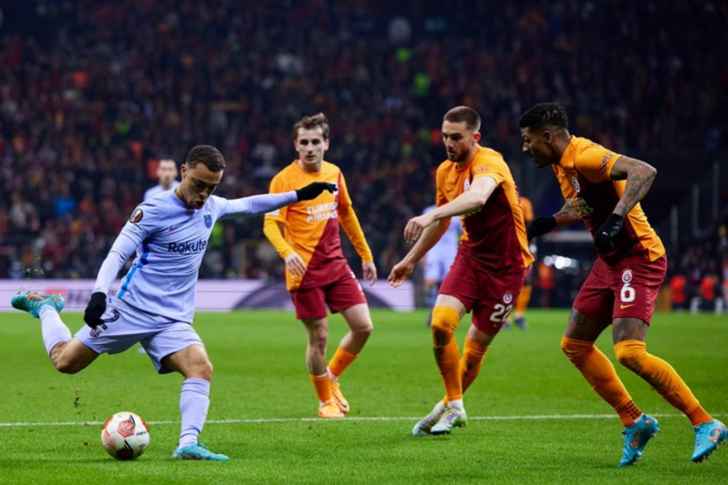 برشلونة يهزم جالطة سراي 2-1 ويتأهل لربع نهائي الدوري الأوروبي