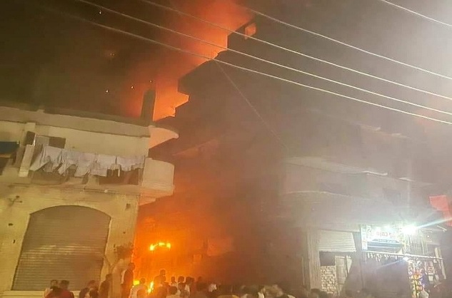 حريق ضخم يلتهم عدة منازل بمنطقة الحرس بمدينة بنها