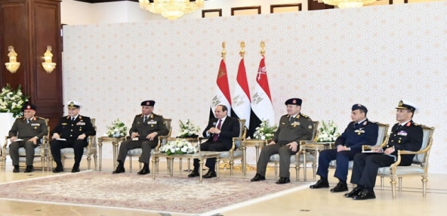 الرئيس السيسي يلتقي عـدداً من قادة القوات المسلحة عقب أداء صلاة الجمعة