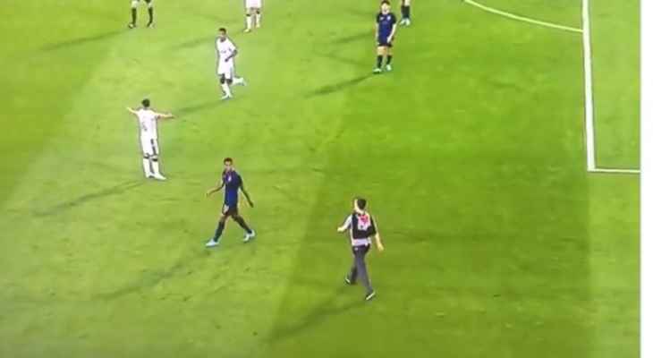 مشجع يقتحم الملعب ويحاول الاعتداء على اللاعبين في الدوري البرتغالي
