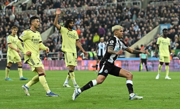 نيوكاسل يهزم أرسنال 2-0 ويضعف آماله في بلوغ دوري أبطال أوروبا