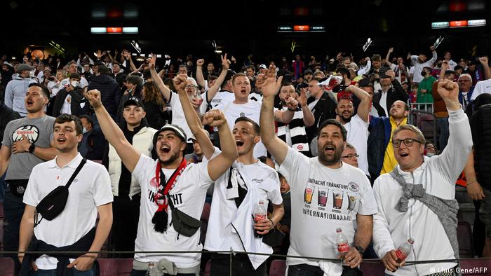 استقبال حافل لفريق آينتراخت فرانكفورت بعد تتويجه بالدوري الأوروبي