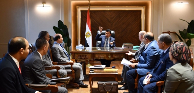 وزير الشباب والرياضة يعقد أول اجتماع رسمي بمقر الوزارة بالعاصمة الإدارية الجديدة