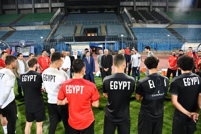 وزير الرياضة يشهد مران المنتخب الوطني استعداداً لمباراتي غينيا وإثيوبيا