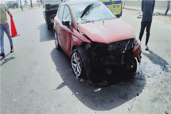 مصرع رجل وزوجته إثر اصطدام سيارتهما الملاكي بالرصيف بطريق مصر السويس الصحراوي