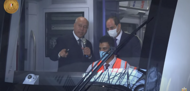 الرئيس السيسي يستقل القطار الكهربائي الخفيف إيذاناً ببدء تشغيله