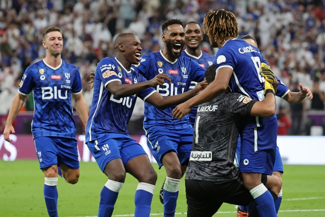 الهلال يفوز على الشباب 2-0 ويتصدر الدوري السعودي