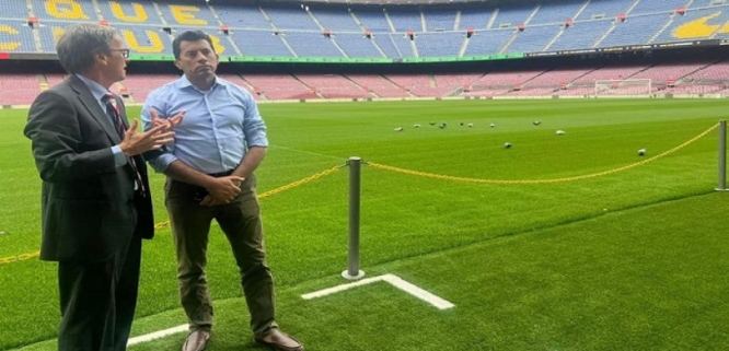 وزير الرياضة يتفقد ملعب “الكامب نو” بمدينة برشلونة فور وصوله إلى إسبانيا