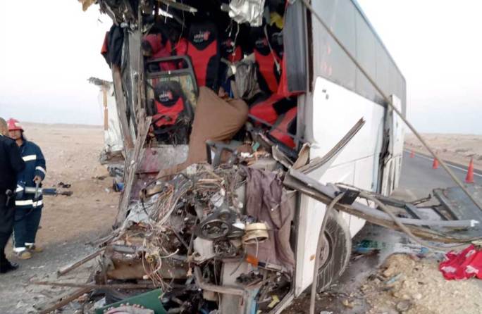 مصرع 12 مواطناً وإصابة 30 في رأس غارب جراء اصطدام أتوبيس بتريلا