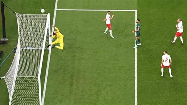 منتخب بولندا يتقدم على السعودية 1-0 في كأس العالم