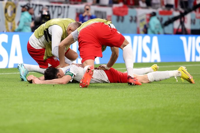 ليفاندوفسكي يدخل في نوبة بكاء بعد تسجيل الهدف الأول في كأس العالم