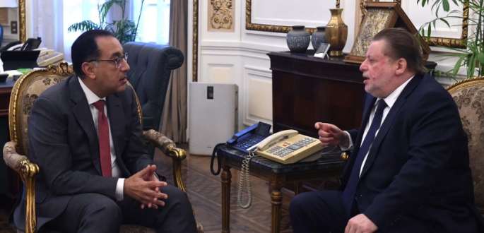 مدبولي يبحث مع محافظ البنك المركزي إتاحة الموارد الدولارية اللازمة لتوفير السلع الأساسية