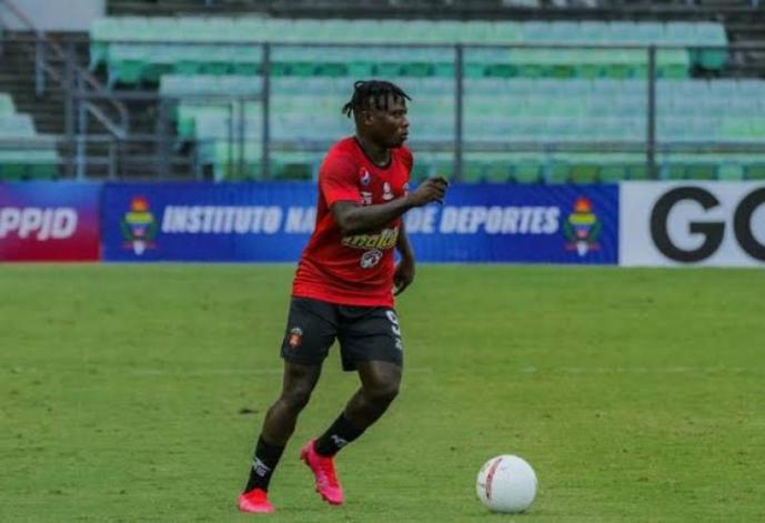 سامسون أكينولا يشارك في تقسيمة الزمالك خلال مران اليوم