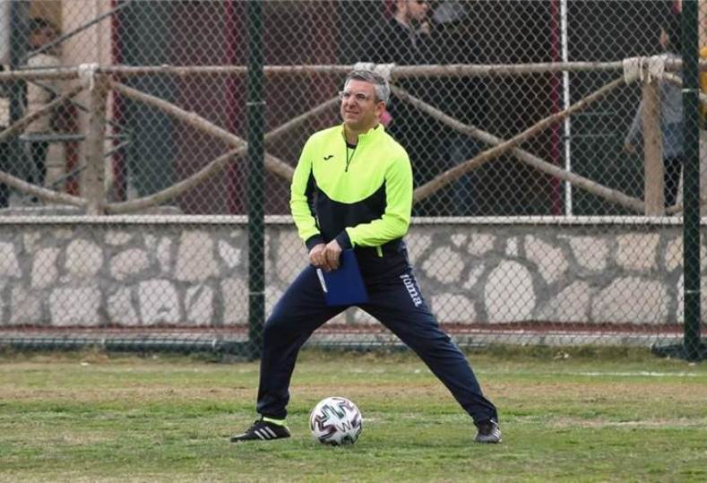 بابا فاسيليو يعلن تشكيل غزل المحلة أمام فيوتشر في الدوري