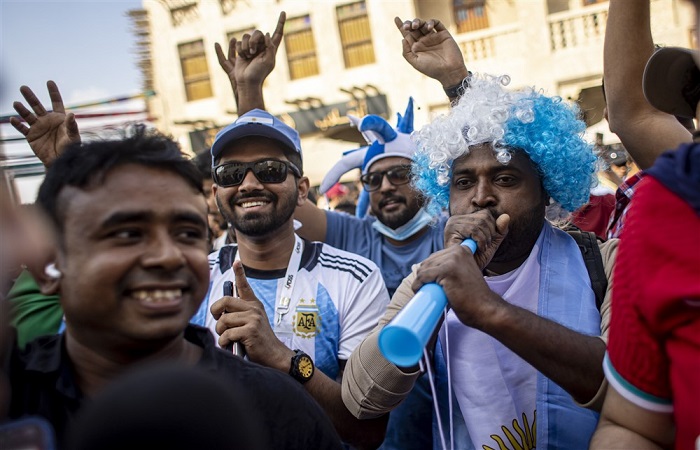 جماهير الأرجنتين ترفع صور ميسي فى سوق واقف قبل انطلاق نهائي المونديال