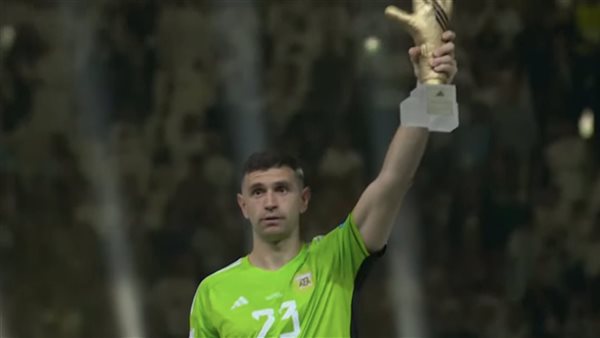 مارتينيز يفوز بجائزة أفضل حارس في كأس العالم قطر 2022