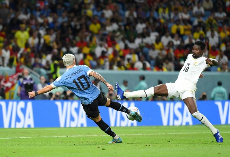 أوروجواي تتقدم على غانا 2-0 في الشوط الأول