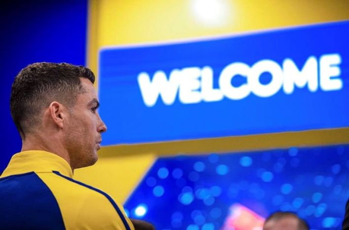 رونالدو يدعم النصر أمام الطائي من مدرجات مرسول بارك