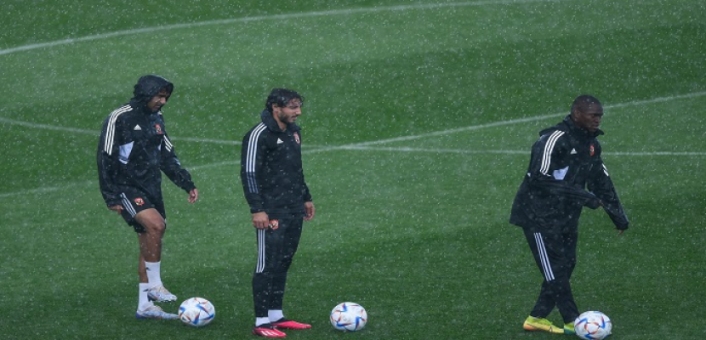 الطقس السيئ يتسبب في إنهاء مران الأهلي الثاني في المغرب مبكراً