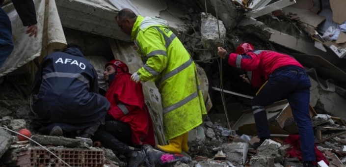 إنقاذ لاعب كرة القدم الغاني كريستيان أتسو من تحت الأنقاض عقب زلزال تركيا المدمر