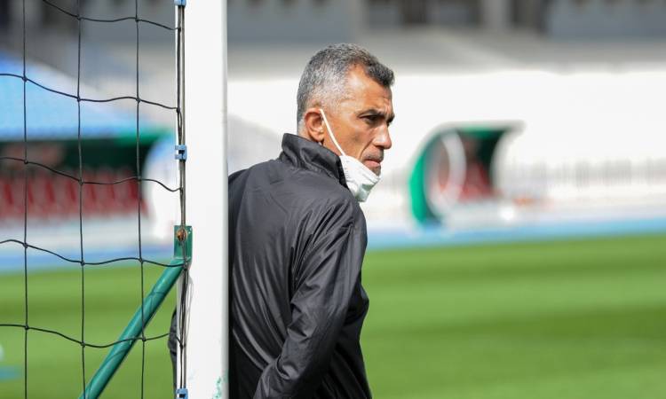 أسامة نبيه يكثف جلساته مع اللاعبين للم الشمل قبل لقاء شباب بلوزداد