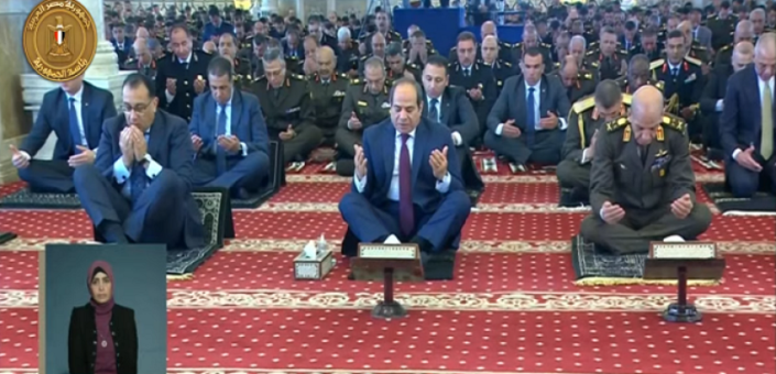 الرئيس السيسي يؤدي صلاة الجمعة بمسجد المشير في ذكرى انتصار العاشر من رمضان
