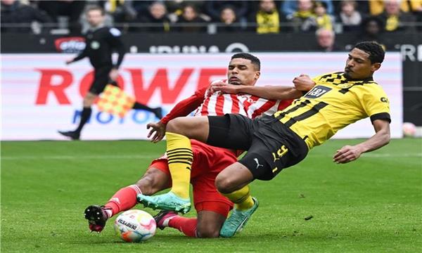 دورتموند يهزم يونيون برلين 2-1 ويطارد بايرن على صدارة الدوري الألماني