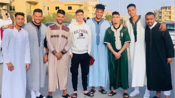 لاعبو الرجاء يؤدون صلاة العيد في القاهرة قبل مباراة الأهلي
