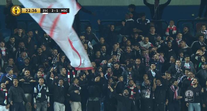 شقيق الشحات برفع الحذاء تجاه جماهير الزمالك