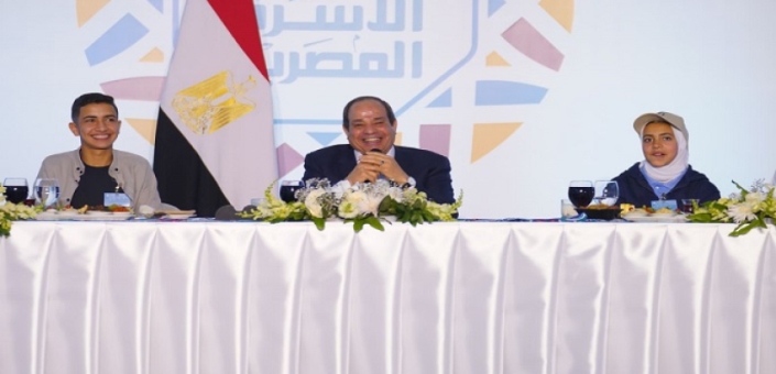 الرئيس السيسي يتناول الإفطار مع أهالي مدينة الأسمرات
