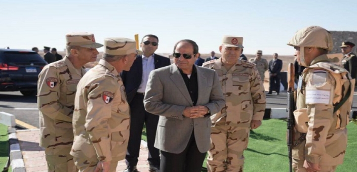 الرئيس السيسي يتفقد الارتكازات الأمنية بشرق القناة ويلتقى بمقاتلى الجيشين الثاني والثالث الميدانيين
