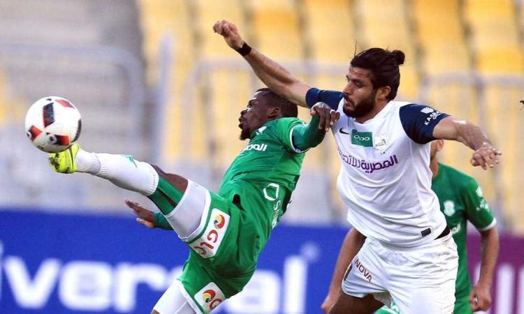 تستكمل اليوم، الأحد، منافسات الجولة الخامسة عشرة لمسابقة الدوري المصري فى السابعة مساءً، حينما يستضيف فريق إنبى نظيره الاتحاد السكندري باستاد بتروسبورت فى مواجهة مثيرة للفريقين. إنبى حقق فوزاً على زد إف سى بهدف دون رد بالجولة الأخيرة لمسابقة الدوري، فيما تعادل زعيم الثغر مع البنك الأهلى سلبياً فى آخر ظهور بالمسابقة. ويحتل إنبى المركز الأول بجدول ترتيب الدوري برصيد 26 نقطة بعدما لعب 14 مباراة فاز في 8 مواجهات وتعادل فى مباراتين وخسر 4 لقاءات وسجل لاعبوه 17 هدفاً وتلقت شباكه 11 هدفا، وفى المقابل يحتل الاتحاد السكندري المركز السادس فى جدول ترتيب الدوري برصيد 20 نقطة، بعدما خاض 12 مباراة حقق الفوز في 5 مواجهات وتعادل فى 5 مباريات وخسر مباراتين، وسجل لاعبوه 16 هدفاً وتلقت شباكه 13. من جانبه طالب سيد ياسين، المدير الفني لإنبى، لاعبيه بمواصلة الانتصارات للحفاظ على صدارة جدول الدوري، مشدداً على ضرورة خوض اللقاء بأعصاب هادئة لخطف النقاط الثلاث. وفى المقابل، طالب طارق العشري، المدير الفني للاتحاد السكندري، لاعبيه بمصالحة جماهيرهم الغاضبة من الخسارة من بيراميدز ثم التعادل السلبى مع البنك الأهلى في الجولة الماضية، مشدداً على ضرورة تلافى الأخطاء الدفاعية التي تكلف زعيم الثغر خسارة نقاط مهمة.