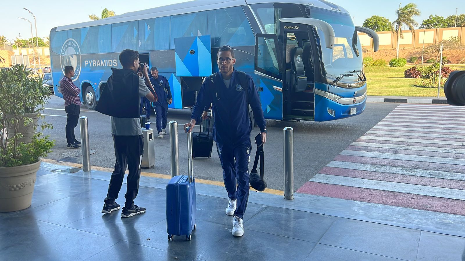 بعثة بيراميدز تغادر القاهرة لمواجهة الأهلي في سوبر الإمارات