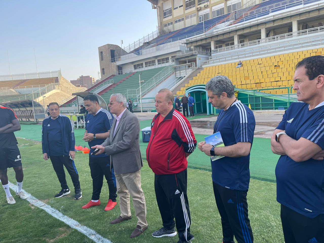 رئيس نادي المقاولون يجتمع بالجهاز الفني واللاعبين قبل مواجهة البنك الأهلي في الدوري