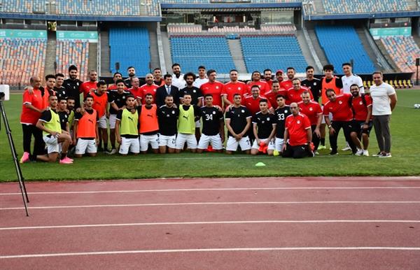 وزير الرياضة يشهد المران الأخير للمنتخب الوطني قبل السفر إلى المغرب