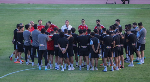 الخطيب يجتمع بلاعبي الأهلي ويطالبهم بالفوز على الوداد في المغرب