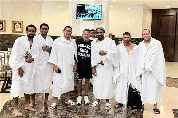 الجهاز الفني للزمالك يؤدي مناسك العمرة قبل لقاء الشباب السعودي