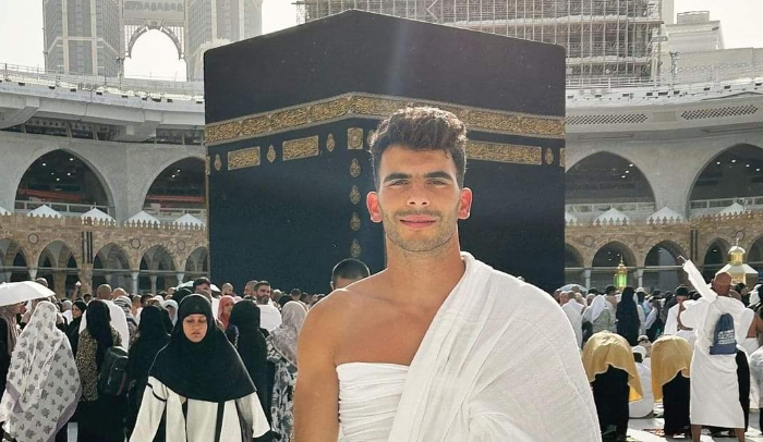 أحمد سيد زيزو يؤدي مناسك العمرة