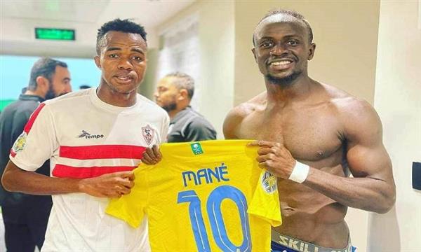 ساديو ماني يهدي نداي قميصه